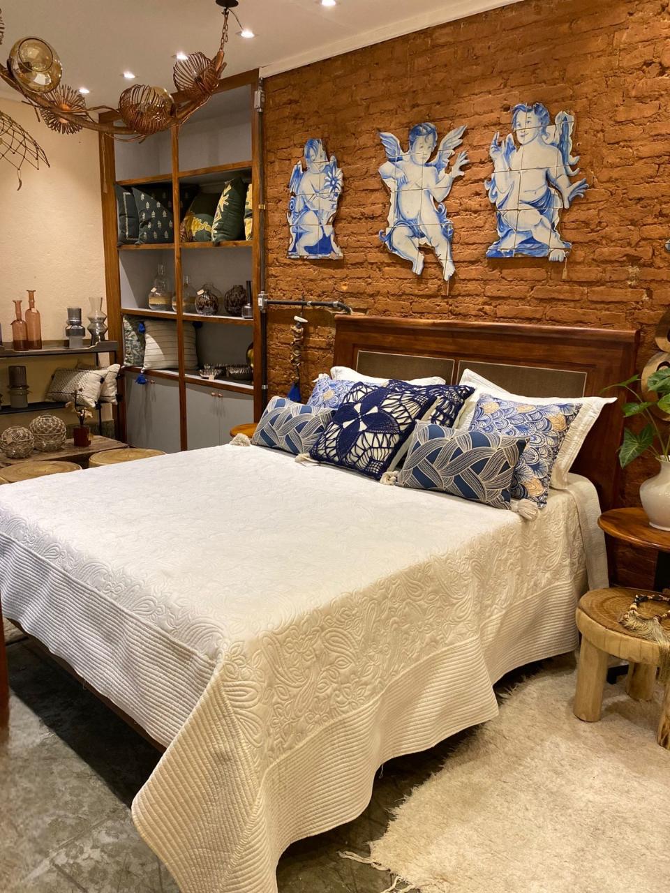 Cama queen de madeira